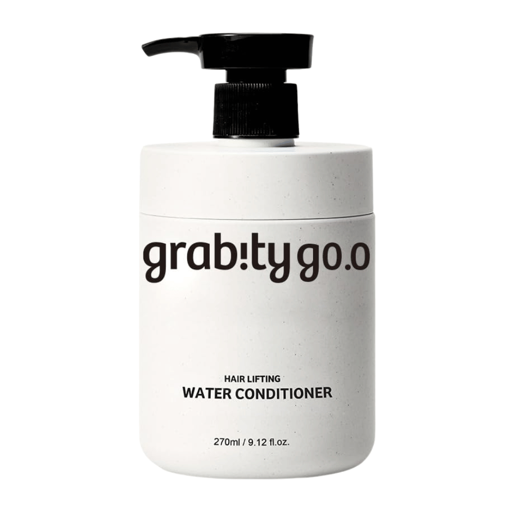 Grabity Hair Lifting Water Conditioner σε κομψό λευκό μπουκάλι με αντλία σε ανοιχτόχρωμο φόντο. Μια φόρμουλα conditioner για όγκο, σχεδιασμένη να προσφέρει απαλότητα, λάμψη και μια πιο πλούσια όψη στα μαλλιά.