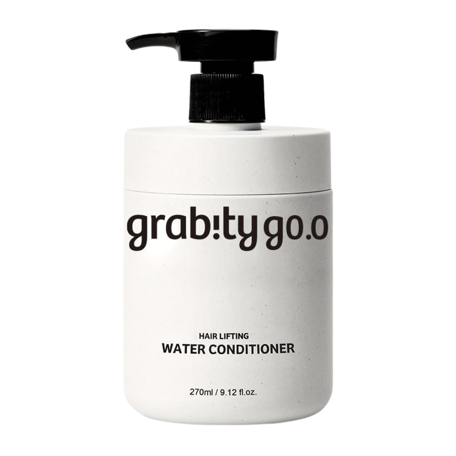 Grabity Hair Lifting Water Conditioner σε κομψό λευκό μπουκάλι με αντλία σε ανοιχτόχρωμο φόντο. Μια φόρμουλα conditioner για όγκο, σχεδιασμένη να προσφέρει απαλότητα, λάμψη και μια πιο πλούσια όψη στα μαλλιά.