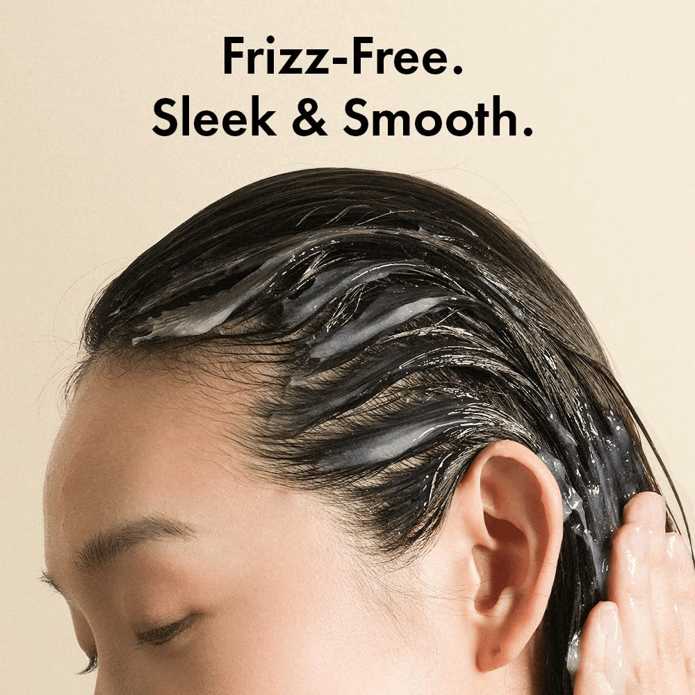 Άτομο εφαρμόζει το Grabity Hair Lifting Water Conditioner σε βρεγμένα μαλλιά. Η ελαφριά φόρμουλα περιβάλλει τις τρίχες για να καταπολεμήσει το φριζάρισμα και να προσφέρει πιο απαλά, πιο λεία και πιο περιποιημένα μαλλιά.