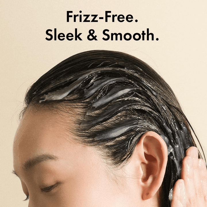 Άτομο εφαρμόζει το Grabity Hair Lifting Water Conditioner σε βρεγμένα μαλλιά. Η ελαφριά φόρμουλα περιβάλλει τις τρίχες για να καταπολεμήσει το φριζάρισμα και να προσφέρει πιο απαλά, πιο λεία και πιο περιποιημένα μαλλιά.
