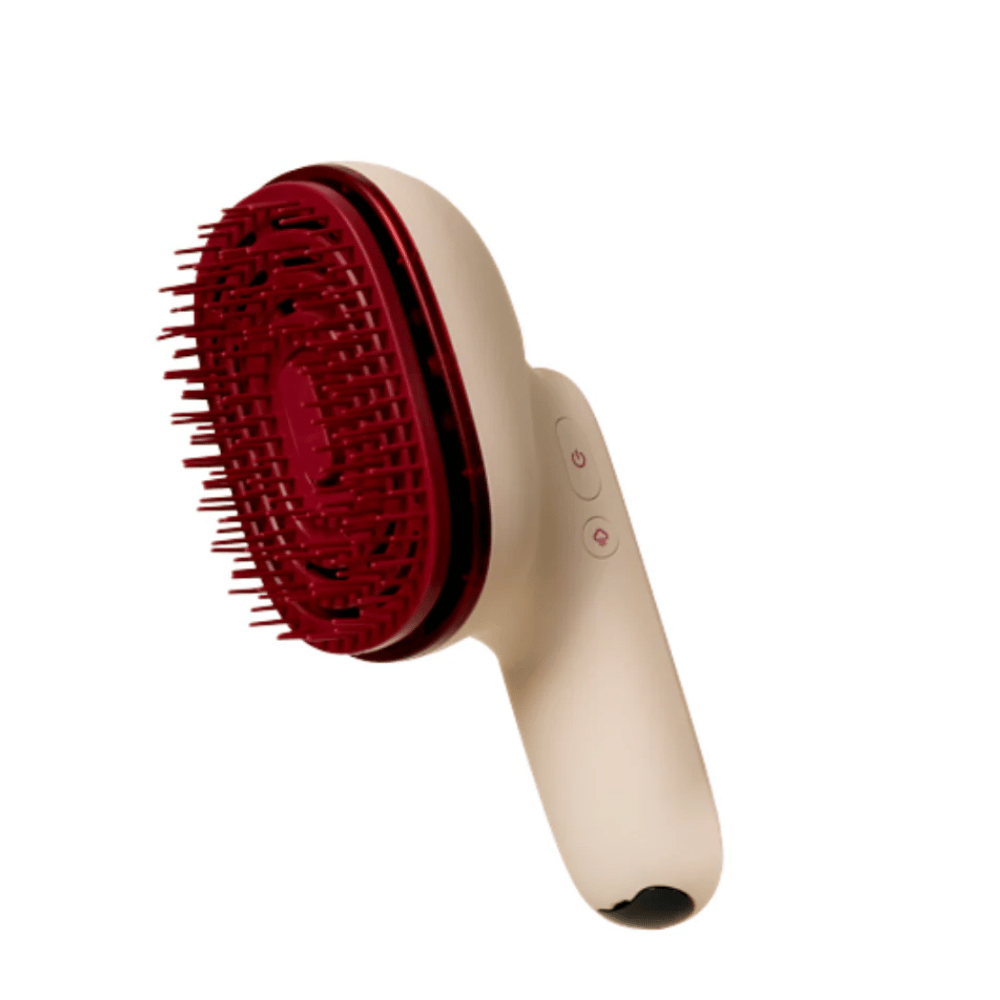Κοντινό πλάνο στο MOEV Hair Steamer Pro με κόκκινες τρίχες και εργονομική λαβή. Επαγγελματική βούρτσα περιποίησης μαλλιών με ατμό και τεχνολογία LED.