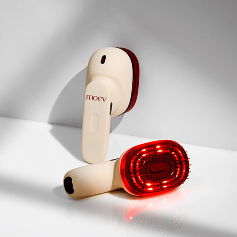 Δύο MOEV Hair Steamer Pro σε λευκό φόντο. Το ένα δείχνει ενεργοποιημένα κόκκινα LED φώτα που διεγείρουν το τριχωτό της κεφαλής και βελτιώνουν την ανάπτυξη των μαλλιών.