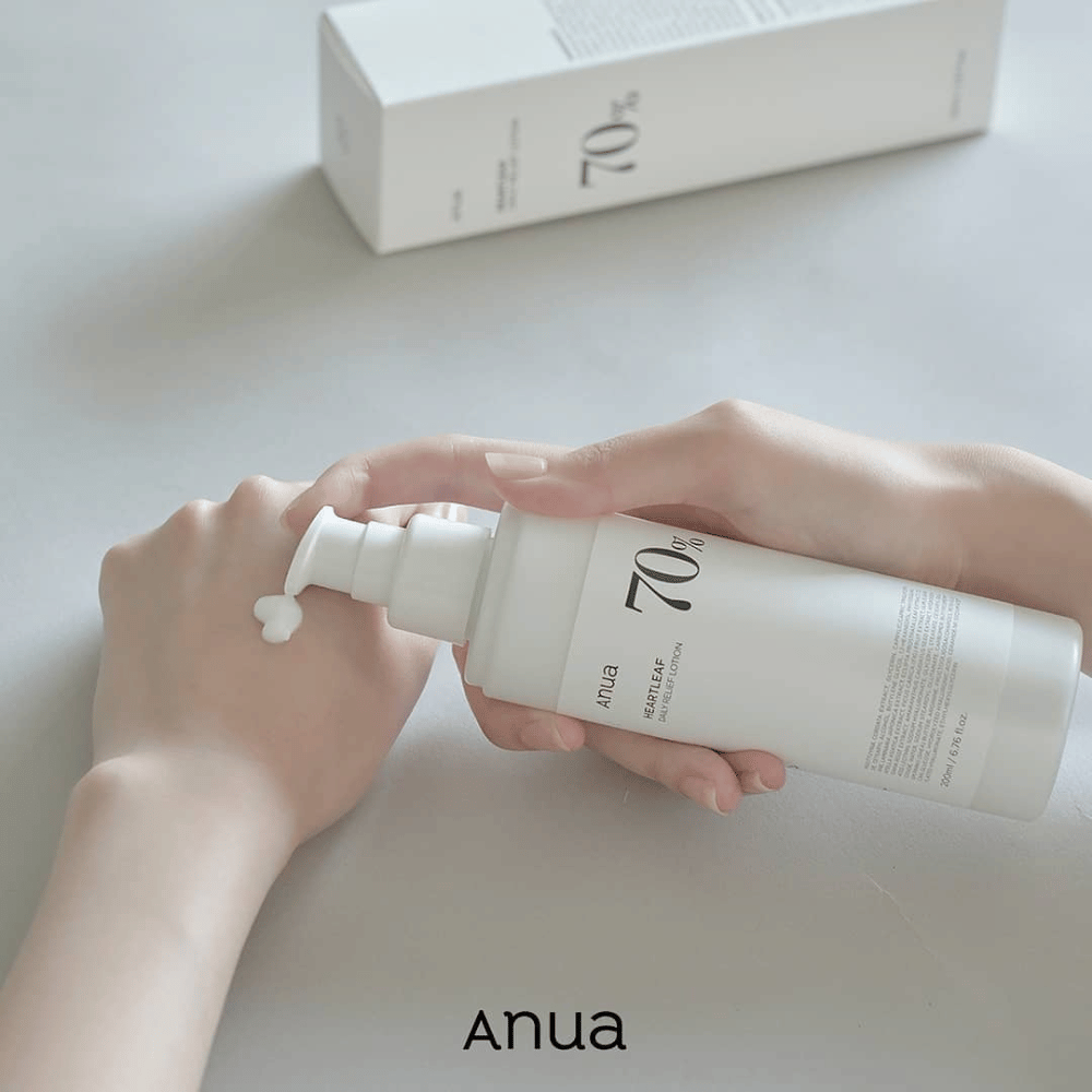 Ένα άτομο κρατάει ένα μπουκάλι Anua Heartleaf 70% Daily Lotion 200ml.