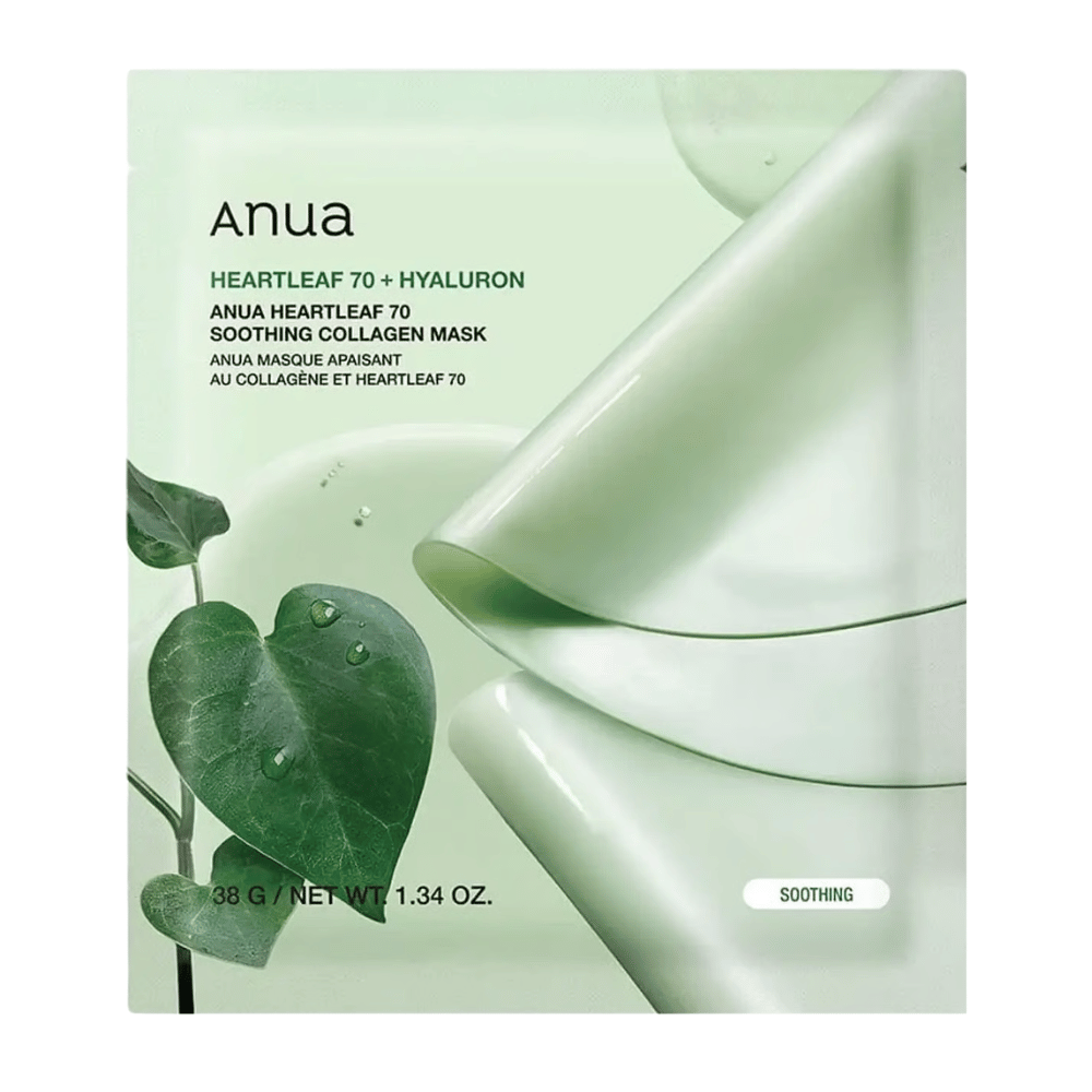 Καθαρή εικόνα προϊόντος του Anua Heartleaf 70 Soothing Collagen Mask. Η συσκευασία έχει έναν απαλό πράσινο σχεδιασμό που αποπνέει καταπραϋντικές και ενυδατικές ιδιότητες. Φύλλα heartleaf με σταγόνες νερού ενισχύουν την έμφαση του προϊόντος στο ευαίσθητο δέρμα, την ισορροπία υγρασίας και τα περιποιητικά συστατικά. Το προϊόν προωθείται ως καταπραϋντική μάσκα κολλαγόνου με heartleaf και υαλουρονικό οξύ.