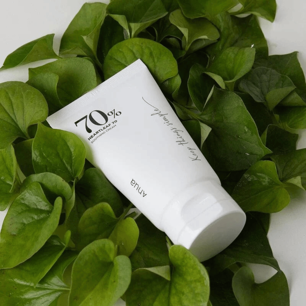 Ένας σωλήνας του Heartleaf 70% Soothing Cream αναπαύεται σε ένα κρεβάτι από πράσινα φύλλα.