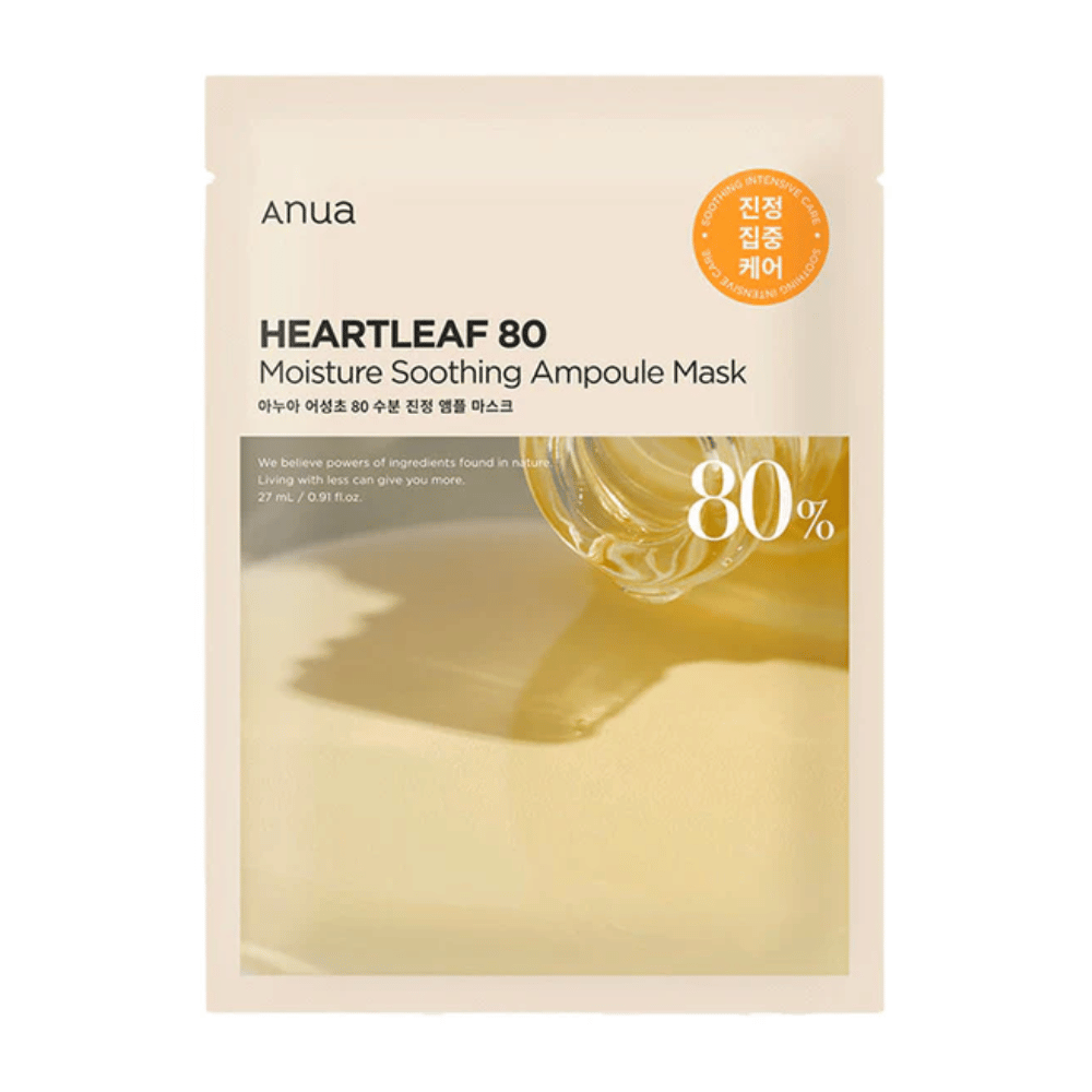 Η συσκευασία για Anua Heartleaf 80 Moisture Soothing Ampoule Mask δείχνει ένα παχύ, χρυσό υγρό που στάζει σε μια επιφάνεια, με μια ευδιάκριτη ετικέτα που δείχνει 80% κύριο συστατικό. Ο σχεδιασμός είναι μινιμαλιστικός με ουδέτερα χρώματα.