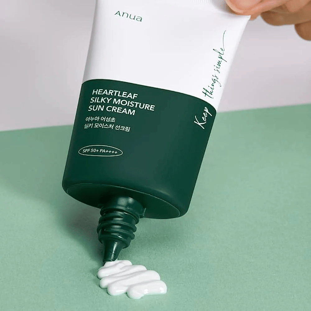  Αντηλιακή κρέμα από Anua, "Heartleaf Silky Moisture", πιέζεται από το σωληνάριο.