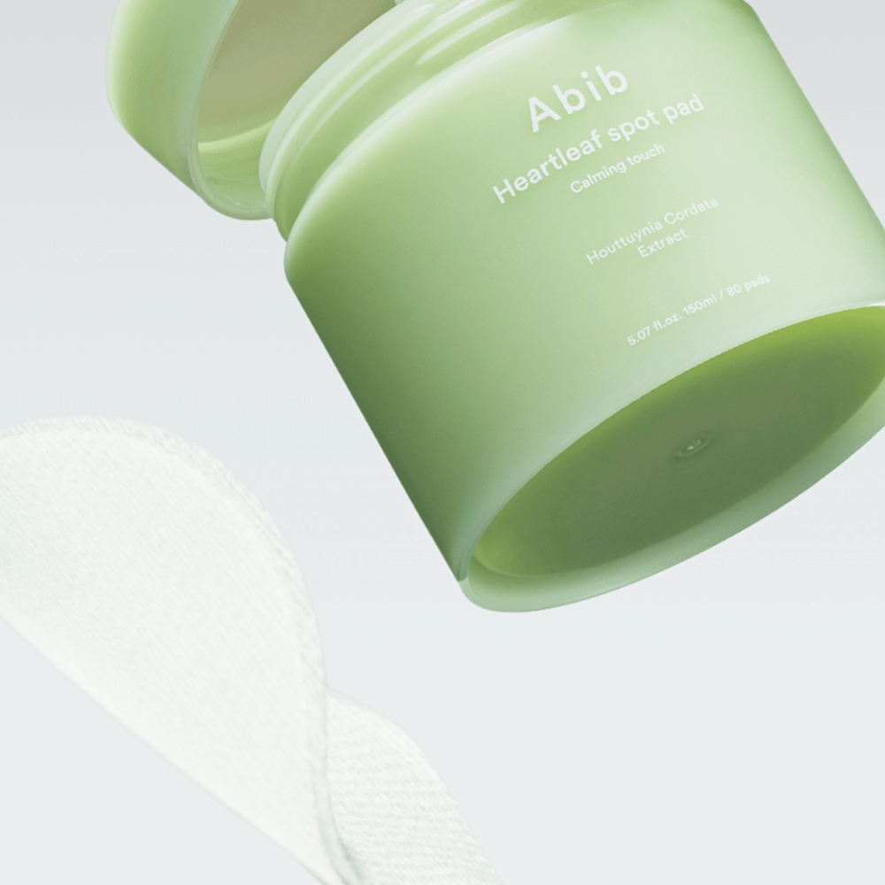 Βάζο με Abib Heartleaf Spot Pad Calming Touch, περιέχει εκχύλισμα Houttuynia Cordata.