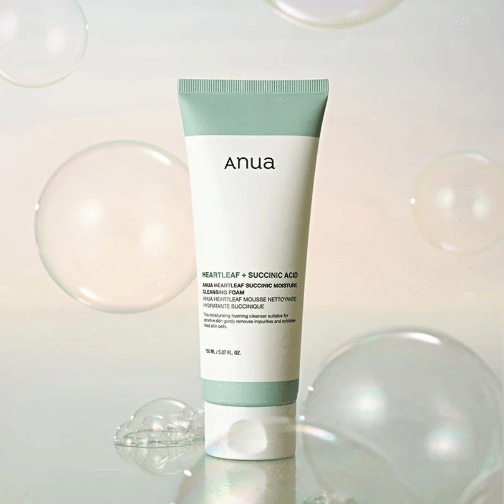 Εικόνα προϊόντος του Anua Heartleaf + Succinic Acid Moisture Cleansing Foam που περιβάλλεται από διαφανείς φυσαλίδες. Η εικόνα ενισχύει την αίσθηση απαλού καθαρισμού, φρεσκάδας και αφράτου αφρού.