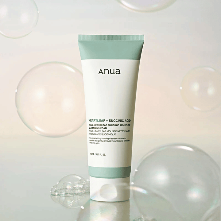 Εικόνα προϊόντος του Anua Heartleaf + Succinic Acid Moisture Cleansing Foam που περιβάλλεται από διαφανείς φυσαλίδες. Η εικόνα ενισχύει την αίσθηση απαλού καθαρισμού, φρεσκάδας και αφράτου αφρού.