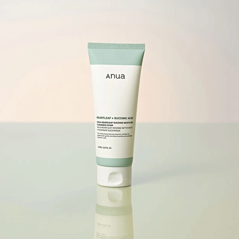 Αυτόνομη εικόνα προϊόντος του Anua Heartleaf + Succinic Acid Moisture Cleansing Foam. Το προϊόν εμφανίζεται όρθιο πάνω σε μια ανακλαστική επιφάνεια που αναδεικνύει καθαρά τον σχεδιασμό της συσκευασίας και την κομψή αισθητική της μάρκας.