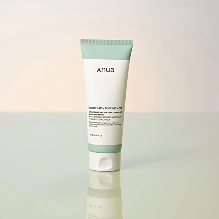 Αυτόνομη εικόνα προϊόντος του Anua Heartleaf + Succinic Acid Moisture Cleansing Foam. Το προϊόν εμφανίζεται όρθιο πάνω σε μια ανακλαστική επιφάνεια που αναδεικνύει καθαρά τον σχεδιασμό της συσκευασίας και την κομψή αισθητική της μάρκας.