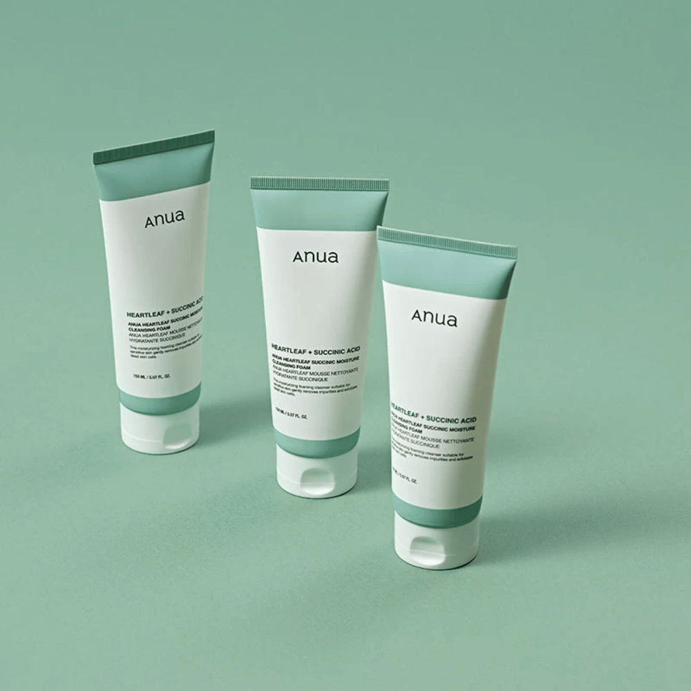 Τρεις συσκευασίες του Anua Heartleaf + Succinic Acid Moisture Cleansing Foam παρουσιασμένες σε ανοιχτοπράσινο φόντο. Η εικόνα αναδεικνύει τον καθαρό και μινιμαλιστικό σχεδιασμό του προϊόντος και προσδίδει μια επαγγελματική εντύπωση στη σειρά προϊόντων.