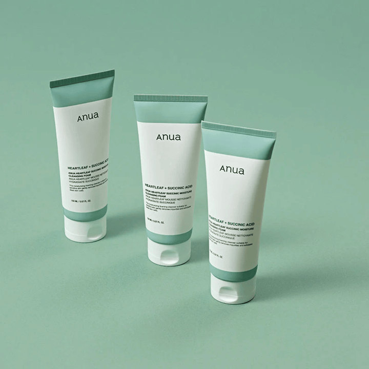 Τρεις συσκευασίες του Anua Heartleaf + Succinic Acid Moisture Cleansing Foam παρουσιασμένες σε ανοιχτοπράσινο φόντο. Η εικόνα αναδεικνύει τον καθαρό και μινιμαλιστικό σχεδιασμό του προϊόντος και προσδίδει μια επαγγελματική εντύπωση στη σειρά προϊόντων.