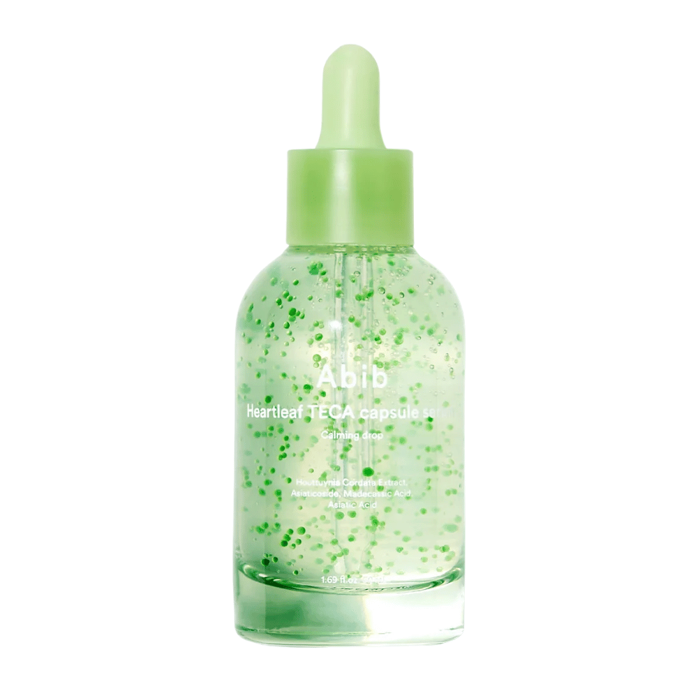 Καθαρή εικόνα προϊόντος του Abib Heartleaf TECA Capsule Serum με πράσινες κάψουλες ορατές στο μπουκάλι και έμφαση στον καταπραϋντικό σχεδιασμό του serum.