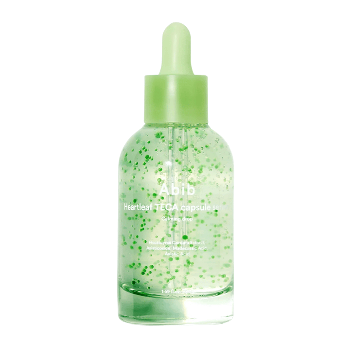 Καθαρή εικόνα προϊόντος του Abib Heartleaf TECA Capsule Serum με πράσινες κάψουλες ορατές στο μπουκάλι και έμφαση στον καταπραϋντικό σχεδιασμό του serum.