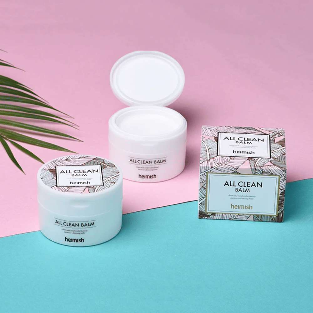 Heimish All Clean Balm 120ml και μια παλάμη σε ροζ και μπλε φόντο, κατάλληλο για ευαίσθητο δέρμα.