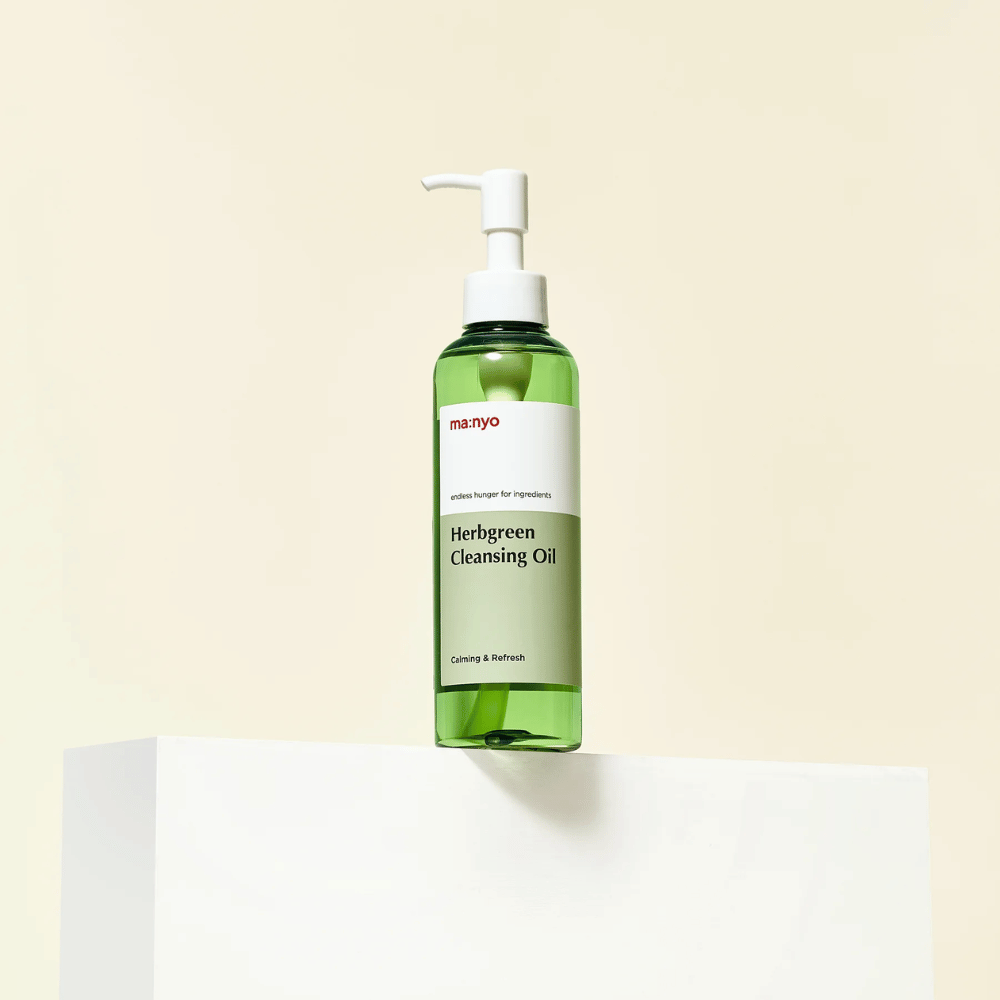 ma:nyo Herbgreen Cleansing Oil σε βάση, ήπιο κορεάτικο καθαριστικό λάδι με πράσινα εκχυλίσματα βοτάνων για καθημερινό καθαρισμό προσώπου