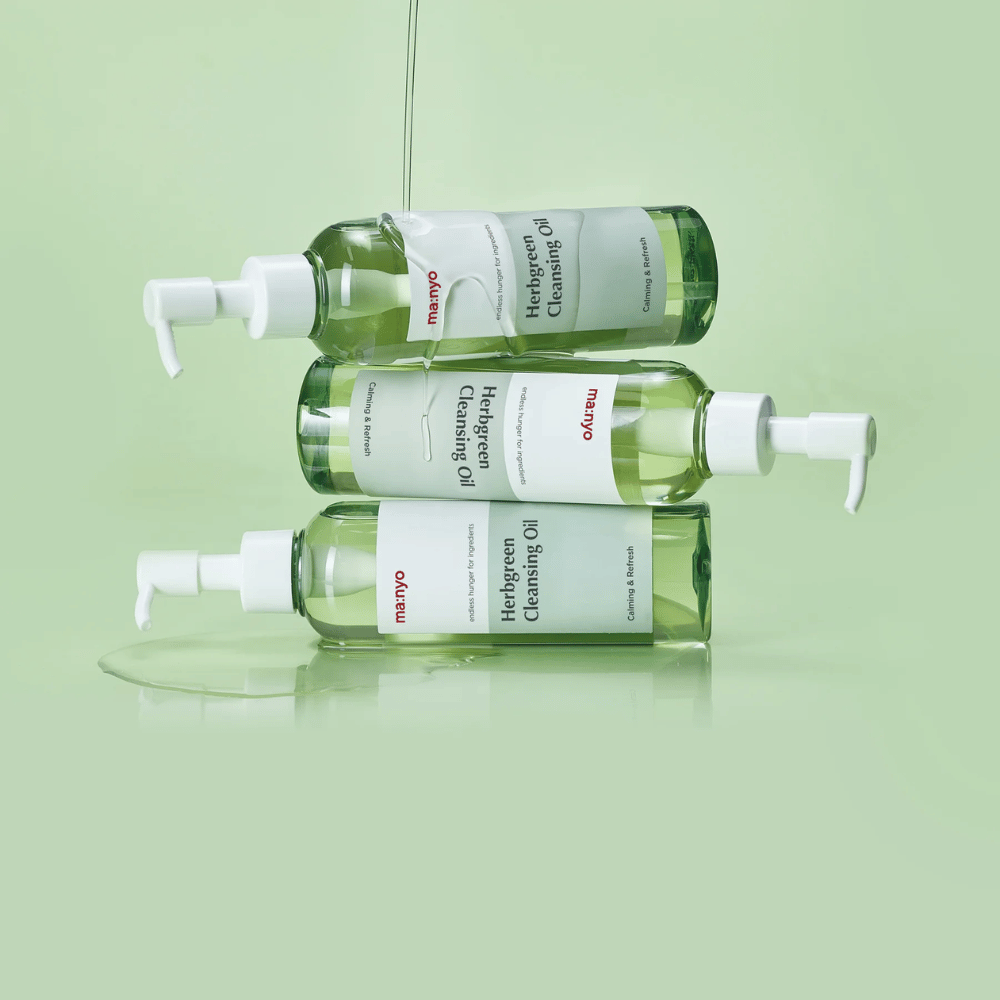 ma:nyo Herbgreen Cleansing Oil καθαριστικό λάδι σε στοιβαγμένα μπουκάλια, καθαριστικό λάδι που διαλύει το μακιγιάζ, την αντηλιακή προστασία και τις ακαθαρσίες χωρίς να ξηραίνει το δέρμα