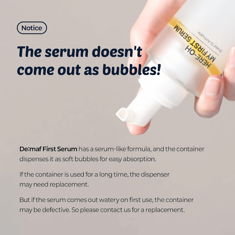 Ενημερωτική εικόνα που εξηγεί ότι το De:maf Here-Oh My First Serum έχει σύνθεση παρόμοια με serum, η οποία διανέμεται ως απαλές φυσαλίδες για γρήγορη απορρόφηση.