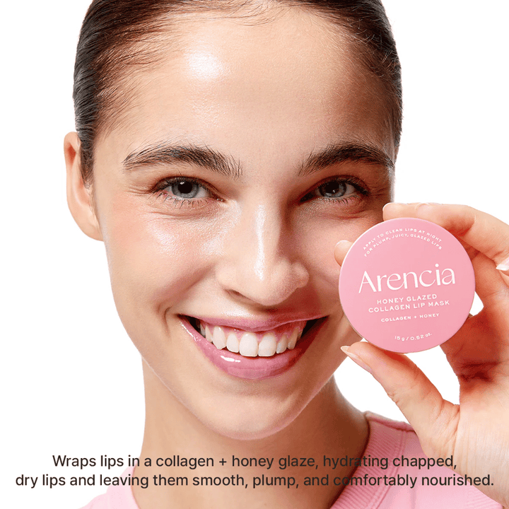 Μοντέλο κρατά το Arencia Honey Glazed Collagen Lip Mask και δείχνει το αποτέλεσμα με γυαλιστερά, ενυδατωμένα και πιο γεμάτα χείλη. Η έμφαση δίνεται στην εντατική φροντίδα για ξηρά και σκασμένα χείλη.