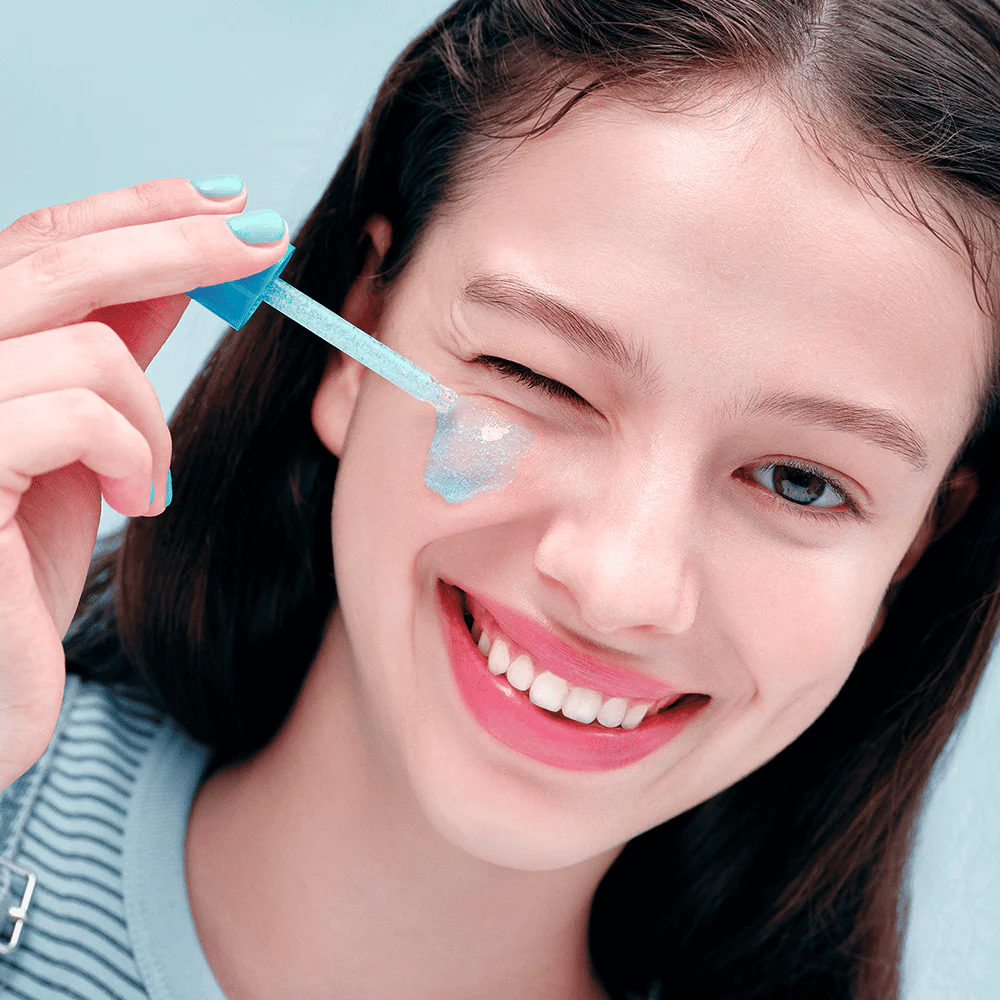 Εφαρμογή του EQUAL BERRY Hyaltoin Flooding Serum με πιπέτα – ενυδατώνει και δίνει λάμψη