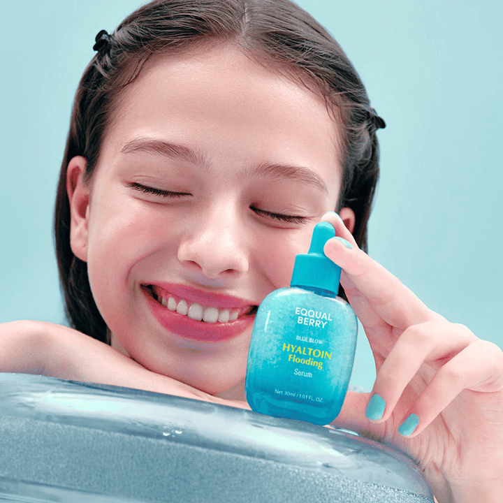 Μοντέλο κρατάει EQUAL BERRY Hyaltoin Flooding Serum – ενυδατικός ορός προσώπου για απαλή και γεμάτη επιδερμίδα