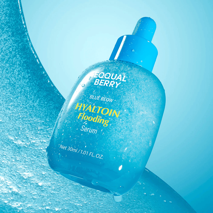 EQUAL BERRY Blue Blow Hyaltoin Flooding Serum 30 ml – ενυδατικός ορός με υαλουρονικό οξύ και καταπραϋντική επίδραση, εικόνα προϊόντος με υφή νερού