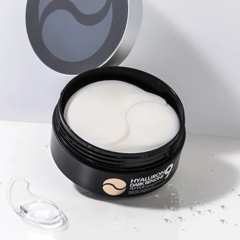 Κοντινό πλάνο στο Hyaluron Dark Benone Peptide 9 Ampoule Eye Patch – μαλακά επιθέματα υδρογέλης που βοηθούν στην ενυδάτωση, εξομάλυνση και αναζωογόνηση του δέρματος κάτω από τα μάτια.