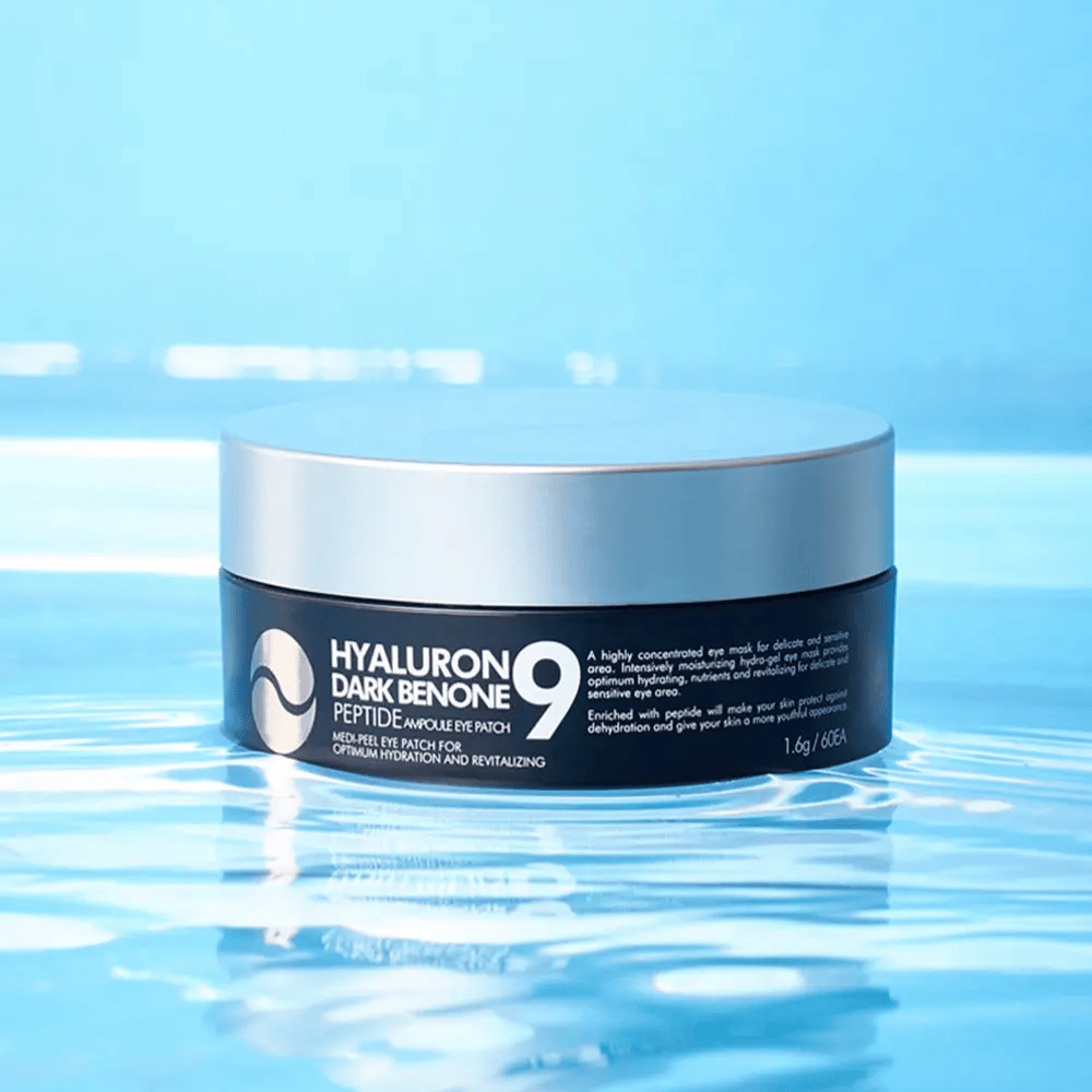 Hyaluron Dark Benone Peptide 9 Ampoule Eye Patch τοποθετημένη στην επιφάνεια του νερού – ενυδατικά κορεατικά επιθέματα ματιών με υαλουρονικό οξύ και πεπτίδια για πιο φρέσκο δέρμα γύρω από τα μάτια.