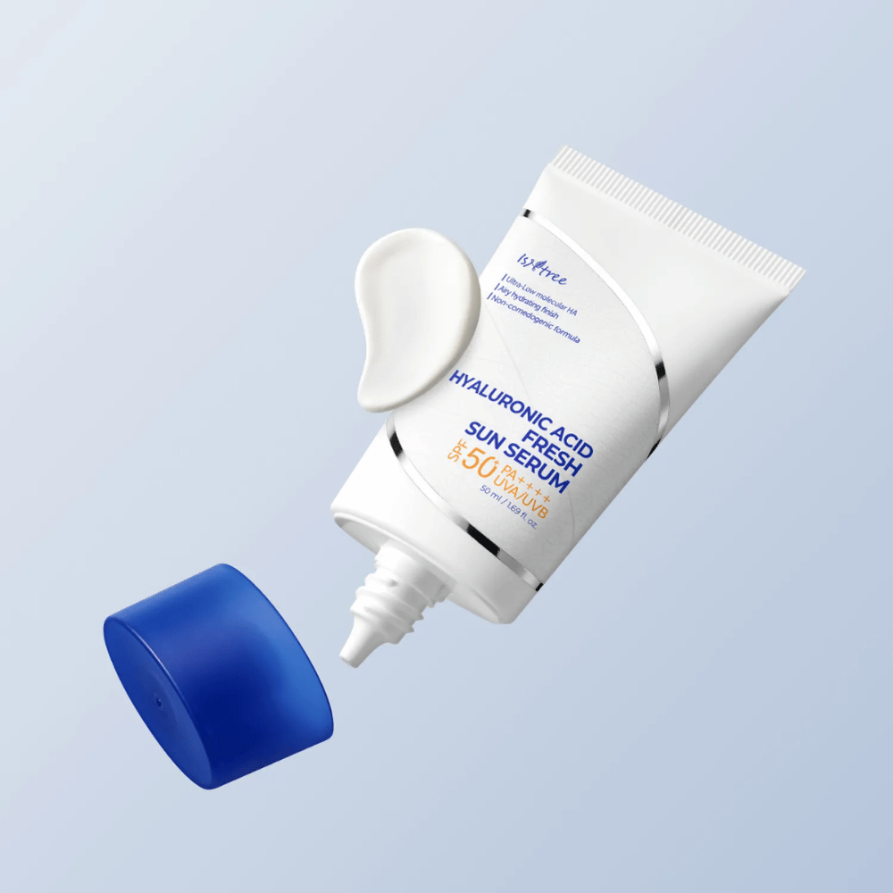 Isntree Hyaluronic Acid Fresh Sun Serum είναι ένας ελαφρύς ορός ηλίου με SPF50+ PA++++ που προστατεύει από UVA/UVB ενώ ταυτόχρονα ενυδατώνει με υαλουρονικό οξύ. Ιδανικό για ευαίσθητο δέρμα.