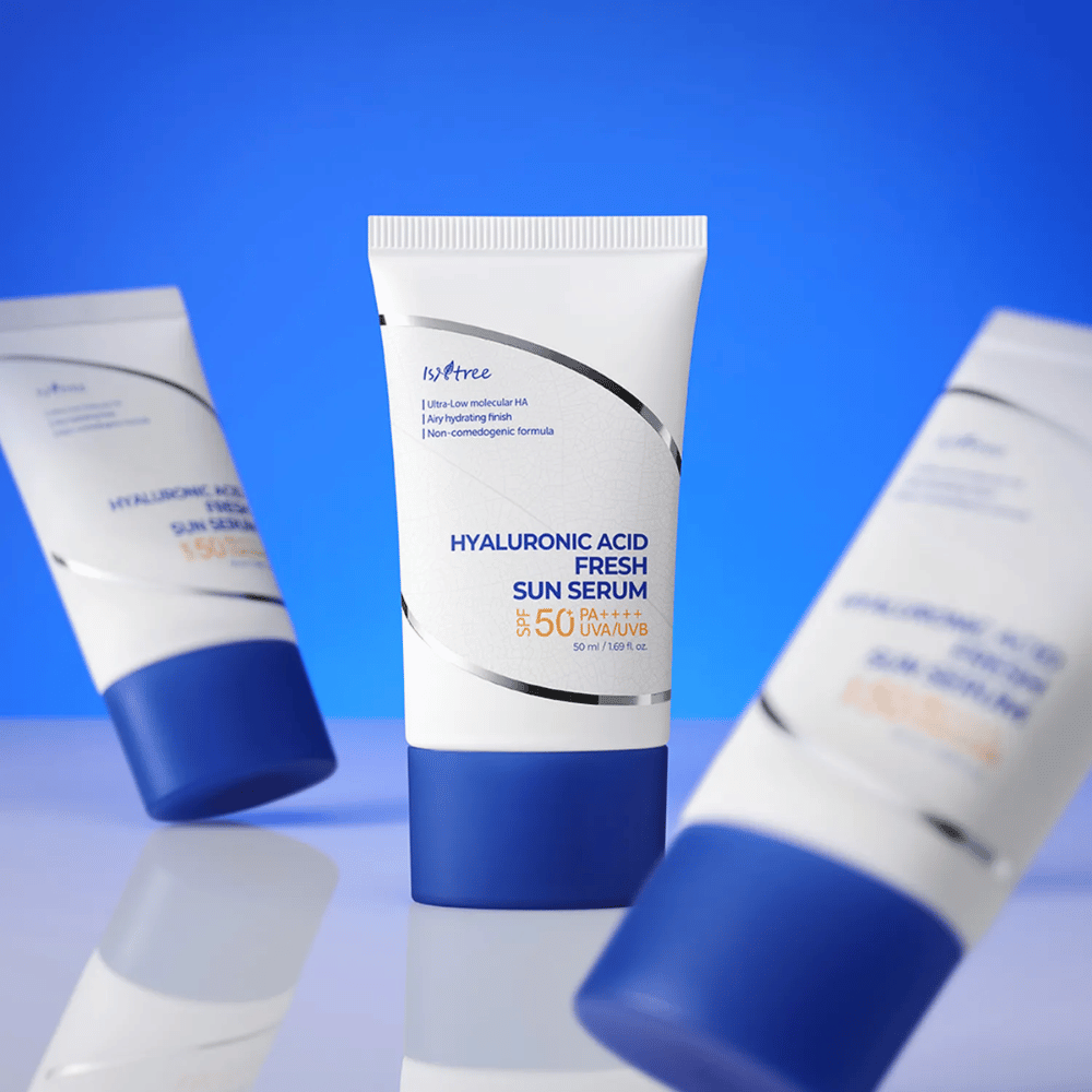Isntree Hyaluronic Acid Fresh Sun Serum προστατεύει με SPF50+ PA++++ ενώ ταυτόχρονα ενυδατώνει εντατικά με υαλουρονικό οξύ σε διάφορα μοριακά μεγέθη.