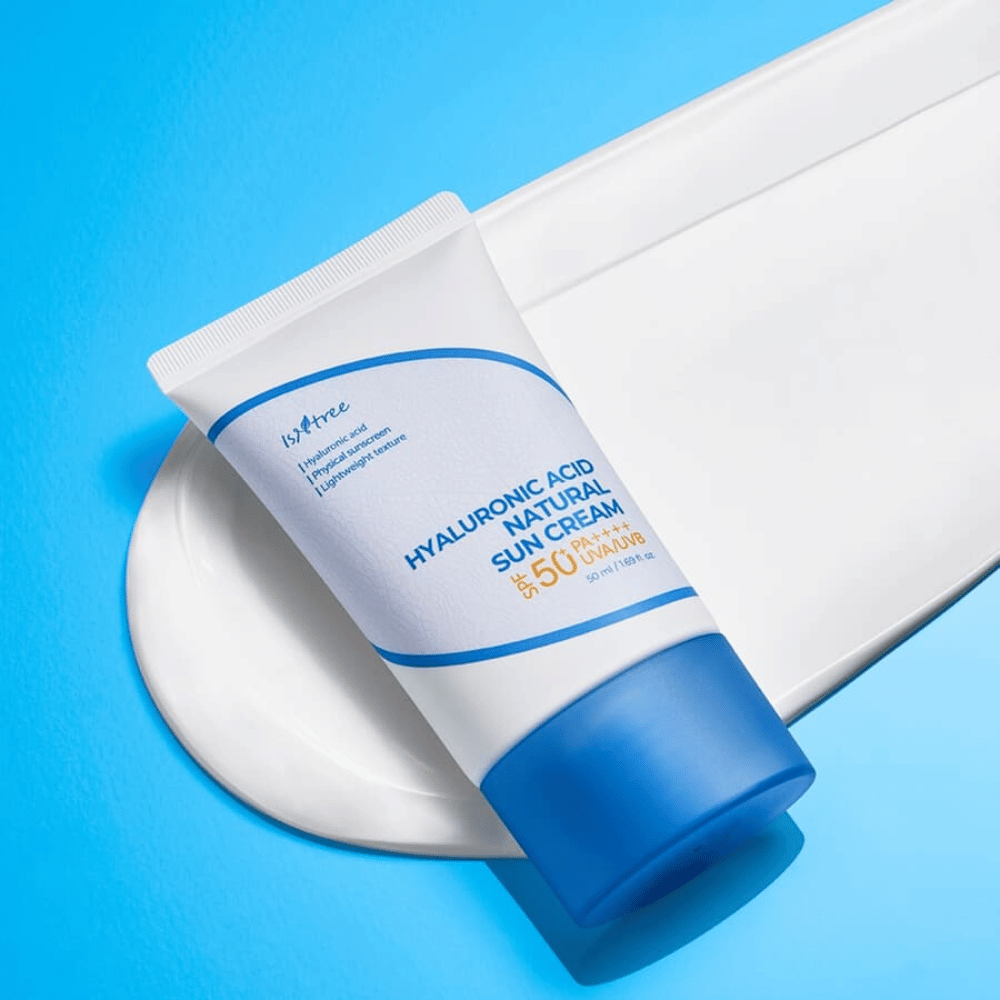Isntree Hyaluronic Acid Natural Sun Cream είναι μια φυσική αντηλιακή κρέμα με SPF50+ PA++++ που προστατεύει το δέρμα από την ακτινοβολία UV ενώ ενυδατώνει με υαλουρονικό οξύ. Η λεπτή σύνθεση είναι κατάλληλη για ευαίσθητο δέρμα και δεν αφήνει λευκό πέπλο.