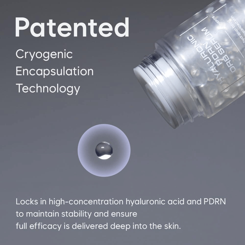 Απεικόνιση του HAUA Hyaluronic PDRN Orb Serum και της κατοχυρωμένης με δίπλωμα ευρεσιτεχνίας κρυογονικής τεχνολογίας ενθυλάκωσής του. Μια σφαίρα ορού εμφανίζεται δίπλα στη συσκευασία για να αναδείξει την τεχνολογία πίσω από την ενθυλάκωση των συστατικών.