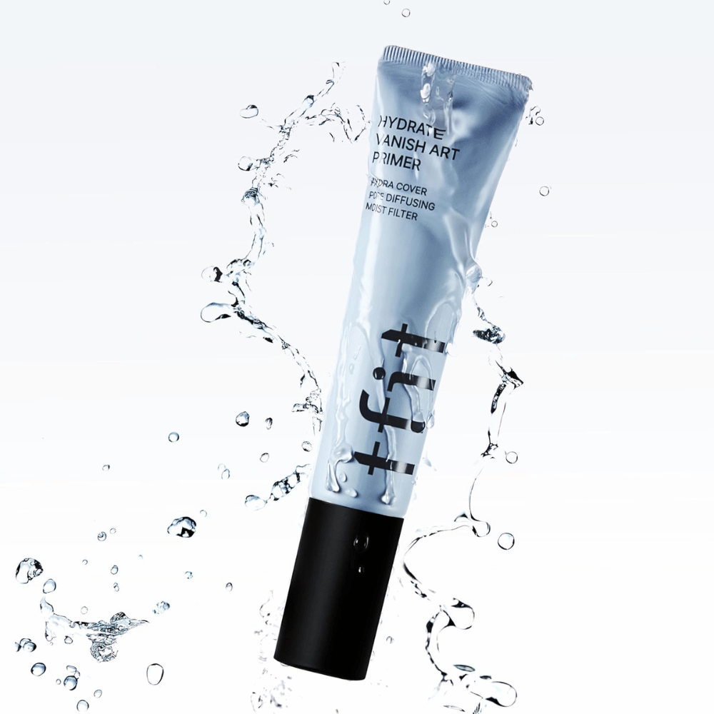 TFIT Hydrate Vanish Art Primer σε μπλε σωλήνα περιβάλλεται από πιτσιλιές νερού, που συμβολίζουν τις ενυδατικές ιδιότητες του προϊόντος και την αίσθηση φρεσκάδας κατά την εφαρμογή.