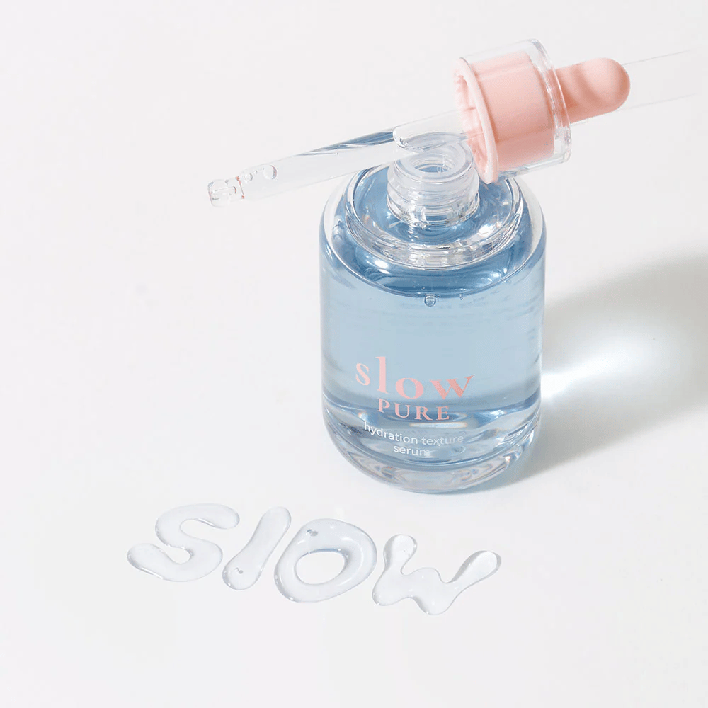 Slow Pure Hydration Texture Serum με ανοιχτό σταγονόμετρο, κείμενο γραμμένο σε ορό στην επιφάνεια: "Slow".