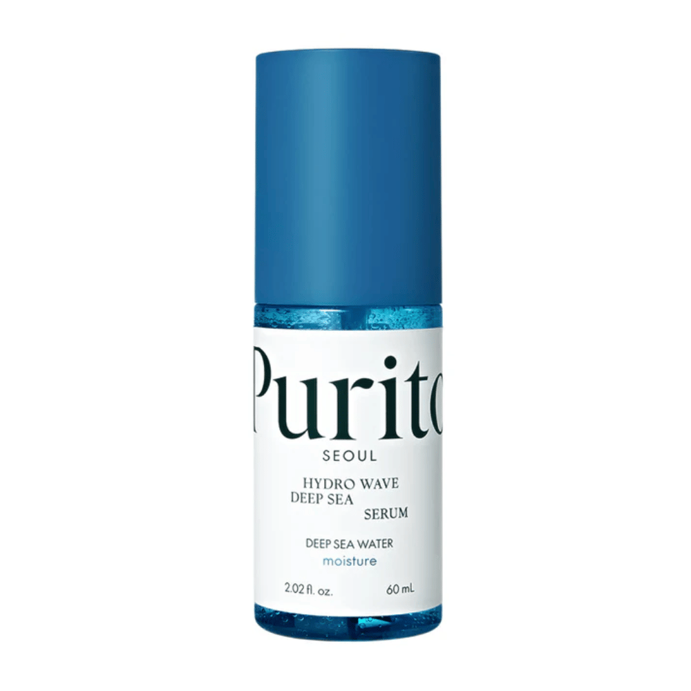 Μια εικόνα προϊόντος του Purito Hydro Wave Deep Sea Serum. Το μπουκάλι είναι διαφανές με μπλε καπάκι και περιέχει έναν βαθύ μπλε ορό. Το κείμενο στην ετικέτα αναφέρει ότι το προϊόν είναι 60 ml και προσφέρει ενυδατικές ιδιότητες με θαλασσινό νερό. Ο σχεδιασμός είναι καθαρός και μοντέρνος.