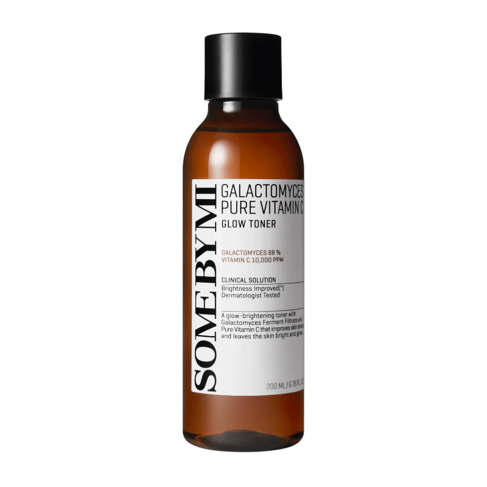 Εικόνα από SOME BY MI Galactomyces Pure Vitamin C Glow Toner. Το προϊόν παρουσιάζεται σε ένα διαφανές μπουκάλι με μαύρο καπάκι και σαφή σήμανση. Περιέχει 88% galactomyces και 10.000 ppm βιταμίνη C, που χαρίζουν πιο φωτεινό τόνο δέρματος και βελτιώνουν τη λάμψη του δέρματος. Το περιεχόμενο του μπουκαλιού έχει δοκιμαστεί δερματολογικά.