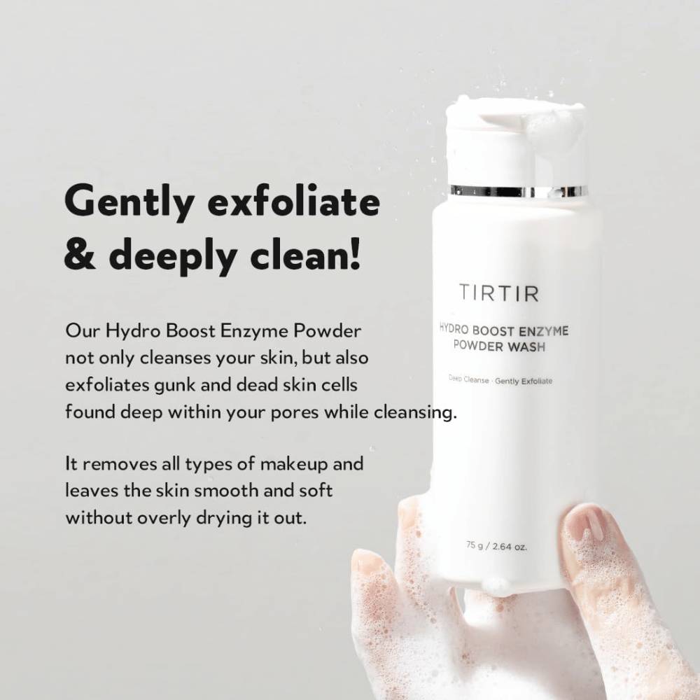 Ένα χέρι κρατάει ένα μπουκάλι TIRTIR Hydro Boost Enzyme Powder Wash, ένα προϊόν περιποίησης δέρματος που απολεπίζει και καθαρίζει βαθιά. Το μπουκάλι είναι λευκό με κείμενο και στο χέρι σχηματίζεται ένας λευκός αφρός.