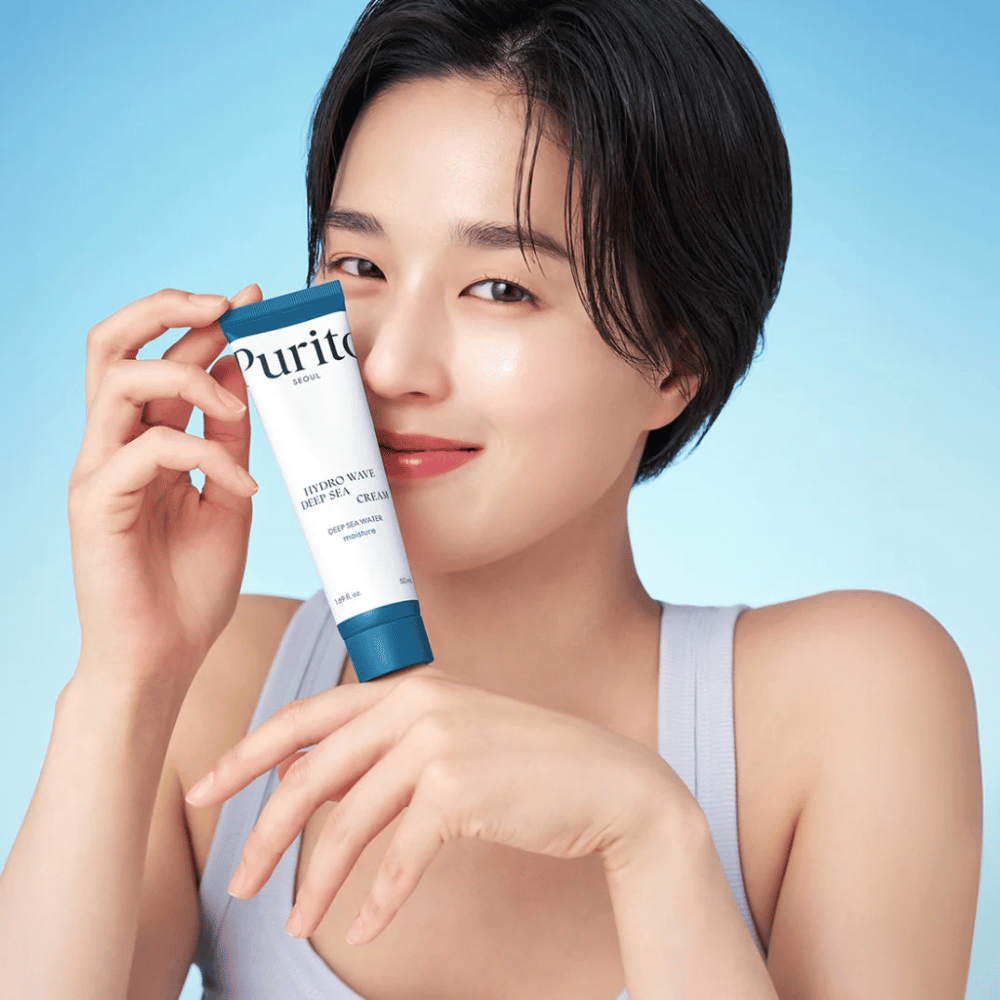 Purito Hydro Wave Deep Sea Cream είναι μια εντατικά ενυδατική κρέμα προσώπου που περιέχει νερό από τα βάθη της θάλασσας, το οποίο βοηθάει να παρέχει στο δέρμα μακράς διάρκειας υγρασία και θρέψη. Η ελαφριά, σαν τζελ υφή της απορροφάται γρήγορα χωρίς να αφήνει κολλώδη αίσθηση, καθιστώντας την ιδανική για καθημερινή χρήση.