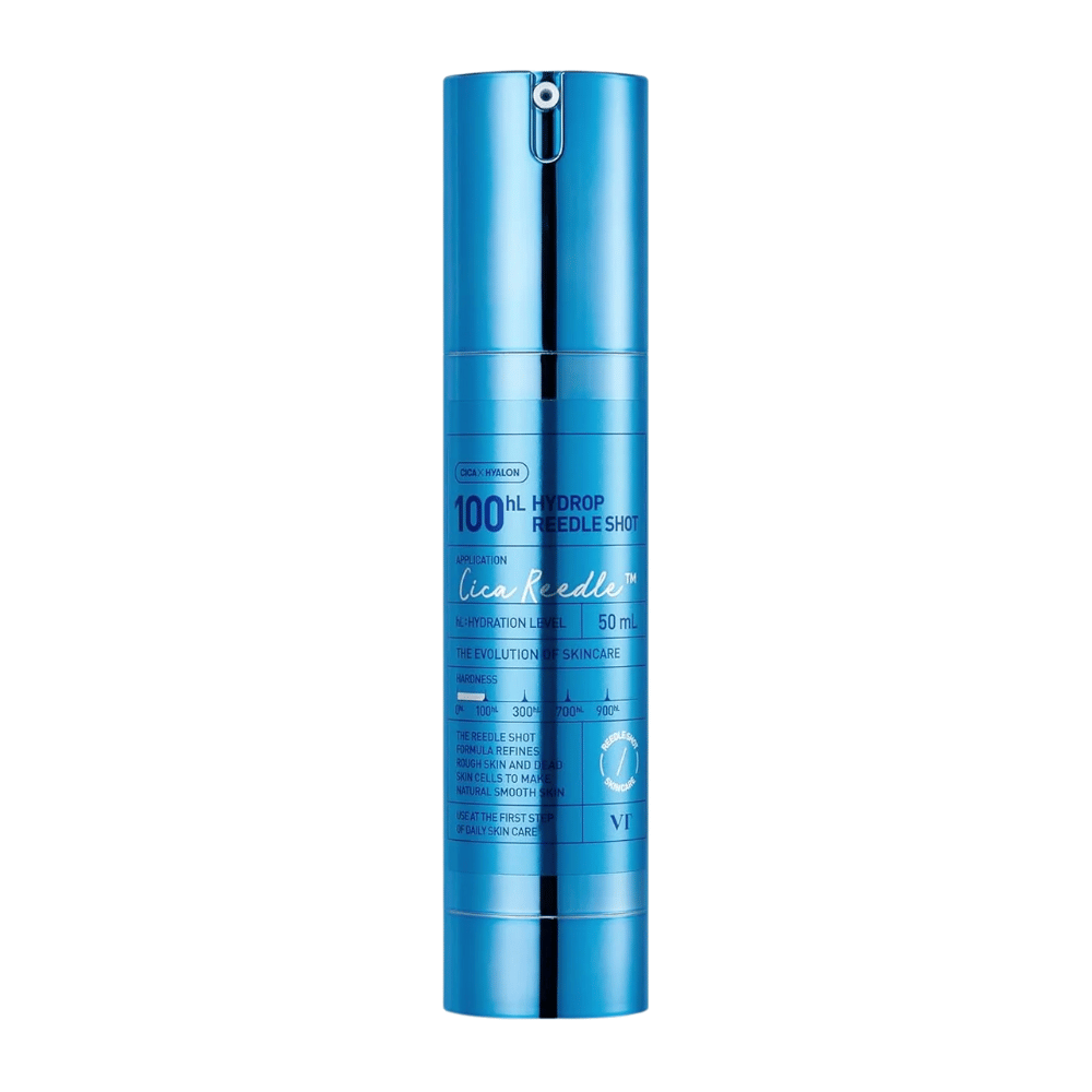 Μπλε κυλινδρικό μπουκάλι VT Cica Hyalon Hydrop Reedle Shot 100hL, 50 ml, με αντλία και ασημένιες λεπτομέρειες, που στέκεται σε λευκό φόντο.