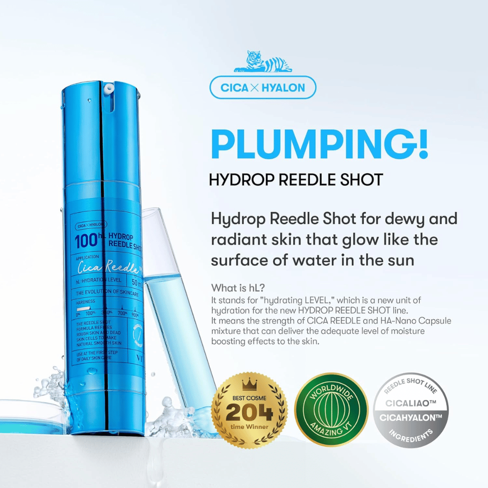 Μπλε μπουκάλι VT Cica Hyalon Hydrop Reedle Shot 100hL με διάφανη πιπέτα, κείμενο για ενυδατική επίδραση και λάμψη του δέρματος, καθώς και τρία εμβλήματα που αναδεικνύουν τις διακρίσεις και τα συστατικά του προϊόντος.