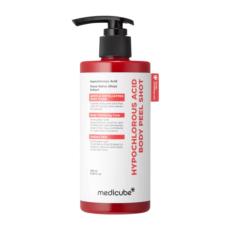 Απομονωμένη εικόνα προϊόντος του Medicube Hypochlorous Acid Body Peel Shot σε κόκκινο μπουκάλι με αντλία για απολεπιστική περιποίηση σώματος και ενυδάτωση της τραχιάς επιδερμίδας.