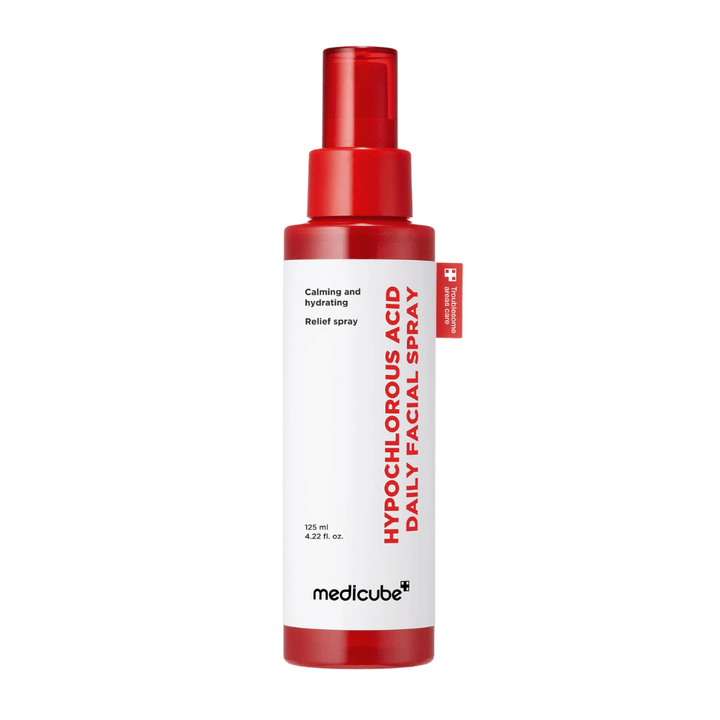 Απομονωμένη εικόνα προϊόντος του/της Medicube Hypochlorous Acid Daily Facial Spray σε ανοιχτόχρωμο φόντο. Ο κόκκινος και λευκός σχεδιασμός του μπουκαλιού βρίσκεται στο επίκεντρο και αναδεικνύει την καθαρή και επαγγελματική εμφάνιση του προϊόντος.