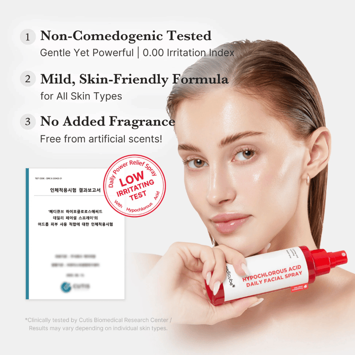 Μοντέλο που κρατά το/τη Medicube Hypochlorous Acid Daily Facial Spray μαζί με πληροφορίες ότι το προϊόν έχει δοκιμαστεί για χαμηλό ερεθισμό, είναι χωρίς άρωμα και κατάλληλο για όλους τους τύπους επιδερμίδας. Στο φόντο εμφανίζεται ένα πιστοποιητικό δοκιμών για την ενίσχυση της αξιοπιστίας του προϊόντος.