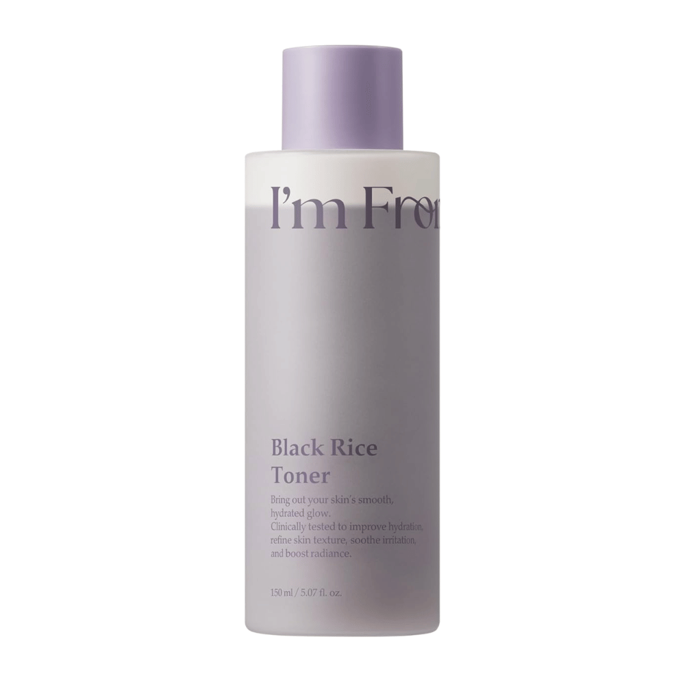I'm From Black Rice Toner 150 ml, ενυδατικό τονωτικό προσώπου με μαύρο ρύζι σε ανοιχτό μωβ μπουκάλι σε λευκό φόντο.