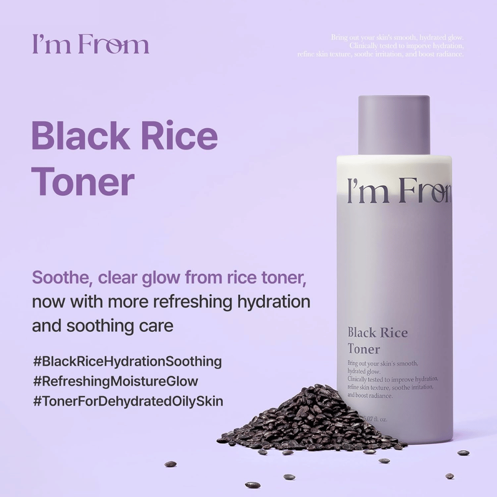 I'm From Black Rice Toner 150 ml με μαύρο ρύζι, ενυδατικό τόνερ σε μωβ μπουκάλι με κόκκους ρυζιού σε ανοιχτό μωβ φόντο.