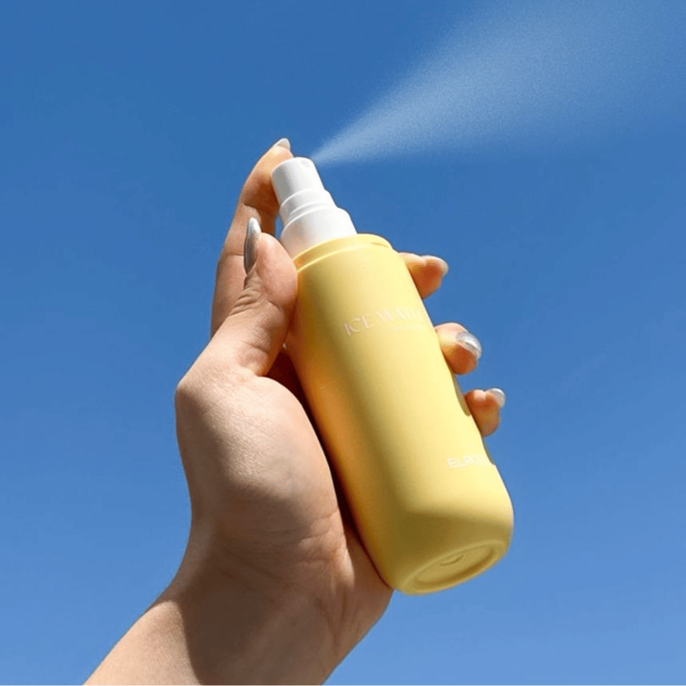 ELROEL Ice Water Sun Mist SPF 40 PA+++ αντηλιακό mist ψεκάζεται από μπουκάλι προς τον γαλάζιο ουρανό, ελαφριά αντηλιακή προστασία που ενυδατώνει και φρεσκάρει το δέρμα