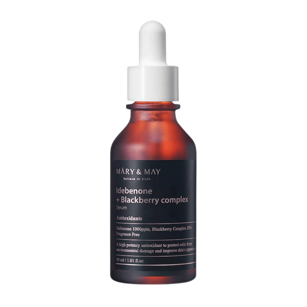 Εικόνα του MARY & MAY Idebenone + Blackberry Complex Serum σε ένα κομψό, σκούρο γυάλινο μπουκάλι. Ο ορός περιέχει 1000 ppm ιδεβενόνης και 20% σύμπλεγμα βατόμουρου, προσφέροντας ισχυρά αντιοξειδωτικά για να προστατεύσει το δέρμα από περιβαλλοντικές βλάβες και να βελτιώσει την εμφάνισή του. Ο σχεδιασμός της φιάλης αναδεικνύει την ποιότητα και την αποτελεσματικότητα του προϊόντος.