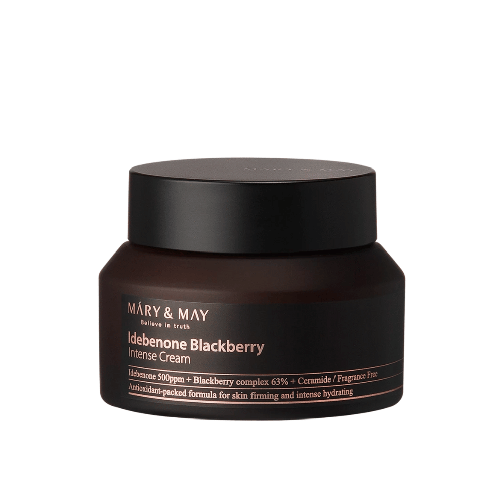 Ένα δοχείο με MARY & MAY Idebenone Blackberry Intense Cream. Αυτή η κρέμα περιέχει 500 ppm idebenon, 63% σύνθετο βατόμουρου και κεραμίδια, σχεδιασμένη για να παρέχει εντατική ενυδάτωση και σφριγηλότητα στο δέρμα. Άρωμα-ελεύθερη και εμπλουτισμένη με αντιοξειδωτικά φόρμουλα.